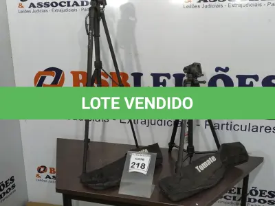 LOTE 218 - 02 TRIPÉS PARA CÂMERA MARCA TOMATE. (NO ESTADO) ATENÇÃO! FAZER A VISITAÇÃO ANTES DE ARREMATAR, NÃO SABEMOS SE FUNCIONA, LEILÃO NÃO TEM GARANTIA E NEM DEVOLUÇÃO, SUJEITO A POSSÍVEIS AVARIAS VISÍVEIS/OCULTAS E/OU AUSÊNCIA DE COMPONENTES.