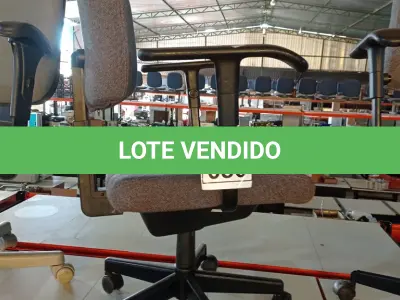 LOTE 080 - 01 CADEIRA GIRATÓRIA COM RODINHAS. (NO ESTADO) ATENÇÃO! FAZER A VISITAÇÃO ANTES DE ARREMATAR, NÃO SABEMOS SE FUNCIONA, LEILÃO NÃO TEM GARANTIA E NEM DEVOLUÇÃO, SUJEITO A POSSÍVEIS AVARIAS VISÍVEIS/OCULTAS E/OU AUSÊNCIA DE COMPONENTES.