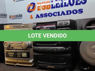 LOTE 104 - 02 APARELHOS DE SOM E 06 CAIXAS AVULSAS. (NO ESTADO) ATENÇÃO! FAZER A VISITAÇÃO ANTES DE ARREMATAR, NÃO SABEMOS SE FUNCIONA. LEILÃO NÃO TEM GARANTIA E NEM DEVOLUÇÃO, SUJEITO A POSSÍVEIS AVARIAS VISÍVEIS/OCULTAS E/OU AUSÊNCIA DE COMPONENTES.