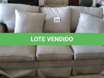 LOTE 228 - 01 SOFÁ 03 LUGARES.  (NO ESTADO EM QUE SE ENCONTRA. SUJEITO A AVARIAS OCULTAS/VISÍVEIS.)  BF8484D