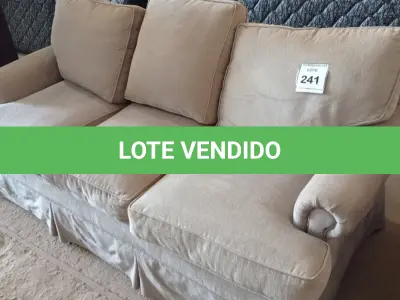 LOTE 241 -  01 SOFÁ 03 LUGARES. (NO ESTADO EM QUE SE ENCONTRA. SUJEITO A AVARIAS OCULTAS/VISÍVEIS.)  AS7699F