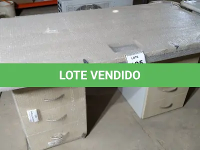 LOTE 195 -  01 MESA EM MADEIRA COM GAVETEIROS. (NO ESTADO EM QUE SE ENCONTRA. SUJEITO A AVARIAS OCULTAS/VISÍVEIS.)  