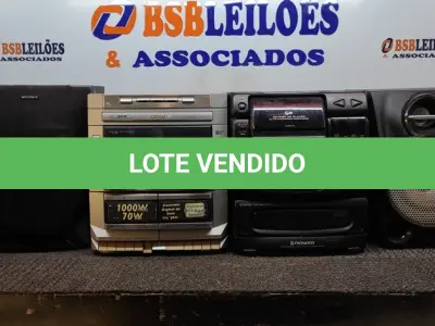 LOTE 104 - 02 APARELHOS DE SOM E 06 CAIXAS AVULSAS. (NO ESTADO) ATENÇÃO! FAZER A VISITAÇÃO ANTES DE ARREMATAR, NÃO SABEMOS SE FUNCIONA. LEILÃO NÃO TEM GARANTIA E NEM DEVOLUÇÃO, SUJEITO A POSSÍVEIS AVARIAS VISÍVEIS/OCULTAS E/OU AUSÊNCIA DE COMPONENTES.