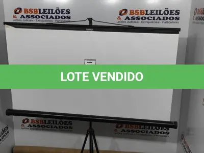LOTE 115 - 01 TELA DE PROJEÇÃO RETRÁTIL. (NO ESTADO) ATENÇÃO! FAZER A VISITAÇÃO ANTES DE ARREMATAR, NÃO SABEMOS SE FUNCIONA, LEILÃO NÃO TEM GARANTIA E NEM DEVOLUÇÃO, SUJEITO A POSSÍVEIS AVARIAS VISÍVEIS/OCULTAS E/OU AUSÊNCIA DE COMPONENTES.