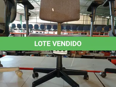 LOTE 080 - 01 CADEIRA GIRATÓRIA COM RODINHAS. (NO ESTADO) ATENÇÃO! FAZER A VISITAÇÃO ANTES DE ARREMATAR, NÃO SABEMOS SE FUNCIONA, LEILÃO NÃO TEM GARANTIA E NEM DEVOLUÇÃO, SUJEITO A POSSÍVEIS AVARIAS VISÍVEIS/OCULTAS E/OU AUSÊNCIA DE COMPONENTES.