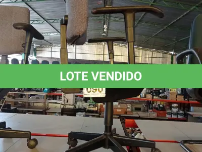 LOTE 090 - 01 CADEIRA GIRATÓRIA COM RODINHAS. (NO ESTADO) ATENÇÃO! FAZER A VISITAÇÃO ANTES DE ARREMATAR, NÃO SABEMOS SE FUNCIONA, LEILÃO NÃO TEM GARANTIA E NEM DEVOLUÇÃO, SUJEITO A POSSÍVEIS AVARIAS VISÍVEIS/OCULTAS E/OU AUSÊNCIA DE COMPONENTES.