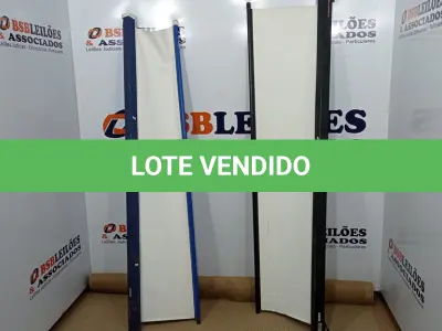 LOTE 054 - 02 TELAS DE PROJEÇÃO RETRÁTIL. (NO ESTADO) ATENÇÃO! FAZER A VISITAÇÃO ANTES DE ARREMATAR, NÃO SABEMOS SE FUNCIONA, LEILÃO NÃO TEM GARANTIA E NEM DEVOLUÇÃO, SUJEITO A POSSÍVEIS AVARIAS VISÍVEIS/OCULTAS E/OU AUSÊNCIA DE COMPONENTES.