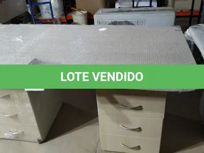 LOTE 195 -  01 MESA EM MADEIRA COM GAVETEIROS. (NO ESTADO EM QUE SE ENCONTRA. SUJEITO A AVARIAS OCULTAS/VISÍVEIS.)  