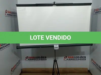 LOTE 092 - 01 TELA DE PROJEÇÃO RETRÁTIL. (NO ESTADO) ATENÇÃO! FAZER A VISITAÇÃO ANTES DE ARREMATAR, NÃO SABEMOS SE FUNCIONA, LEILÃO NÃO TEM GARANTIA E NEM DEVOLUÇÃO, SUJEITO A POSSÍVEIS AVARIAS VISÍVEIS/OCULTAS E/OU AUSÊNCIA DE COMPONENTES.