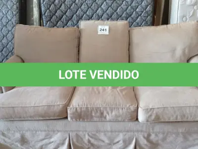 LOTE 241 -  01 SOFÁ 03 LUGARES. (NO ESTADO EM QUE SE ENCONTRA. SUJEITO A AVARIAS OCULTAS/VISÍVEIS.)  AS7699F
