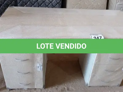 LOTE 247 -  01 MESA EM MADEIRA COM GAVETAS. (NO ESTADO EM QUE SE ENCONTRA. SUJEITO A AVARIAS OCULTAS/VISÍVEIS.)  
