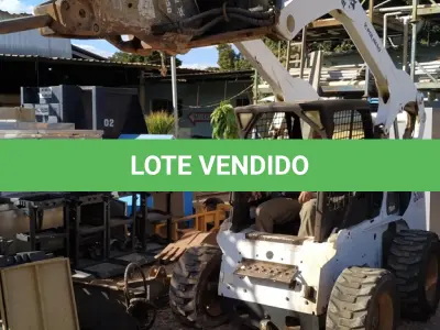 LOTE 176 - 01 MINI CARREGADEIRA BOBCAT S300 A DISEL COM 02 IMPLEMENTOS, ANO 2004. (NO ESTADO EM QUE SE ENCONTRA. SUJEITO A AVARIAS OCULTAS/VISÍVEIS.) AV9497M