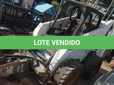 LOTE 176 - 01 MINI CARREGADEIRA BOBCAT S300 A DISEL COM 02 IMPLEMENTOS, ANO 2004. (NO ESTADO EM QUE SE ENCONTRA. SUJEITO A AVARIAS OCULTAS/VISÍVEIS.) AV9497M