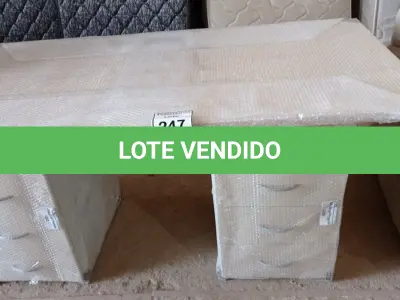LOTE 247 -  01 MESA EM MADEIRA COM GAVETAS. (NO ESTADO EM QUE SE ENCONTRA. SUJEITO A AVARIAS OCULTAS/VISÍVEIS.)  