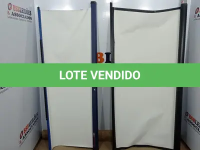 LOTE 082 - 02 TELAS DE PROJEÇÃO RETRÁTIL. (NO ESTADO) ATENÇÃO! FAZER A VISITAÇÃO ANTES DE ARREMATAR, NÃO SABEMOS SE FUNCIONA, LEILÃO NÃO TEM GARANTIA E NEM DEVOLUÇÃO, SUJEITO A POSSÍVEIS AVARIAS VISÍVEIS/OCULTAS E/OU AUSÊNCIA DE COMPONENTES.