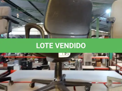 LOTE 190 - 01 CADEIRA DE ESCRITÓRIO GIRATÓRIA COM RODINHAS. (NO ESTADO) ATENÇÃO! FAZER A VISITAÇÃO ANTES DE ARREMATAR, NÃO SABEMOS SE FUNCIONA, LEILÃO NÃO TEM GARANTIA E NEM DEVOLUÇÃO, SUJEITO A POSSÍVEIS AVARIAS VISÍVEIS/OCULTAS E/OU AUSÊNCIA DE COMPONENTES.