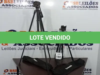LOTE 186 - 02 TRIPÉS PARA CÂMERA MARCA TOMATE. (NO ESTADO) ATENÇÃO! FAZER A VISITAÇÃO ANTES DE ARREMATAR, NÃO SABEMOS SE FUNCIONA, LEILÃO NÃO TEM GARANTIA E NEM DEVOLUÇÃO, SUJEITO A POSSÍVEIS AVARIAS VISÍVEIS/OCULTAS E/OU AUSÊNCIA DE COMPONENTES.
