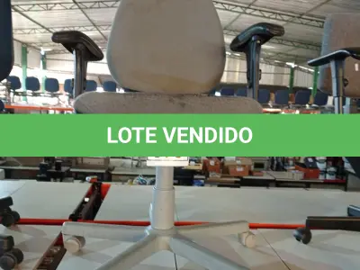 LOTE 070 - 01 CADEIRA GIRATÓRIA COM RODINHAS. (NO ESTADO) ATENÇÃO! FAZER A VISITAÇÃO ANTES DE ARREMATAR, NÃO SABEMOS SE FUNCIONA, LEILÃO NÃO TEM GARANTIA E NEM DEVOLUÇÃO, SUJEITO A POSSÍVEIS AVARIAS VISÍVEIS/OCULTAS E/OU AUSÊNCIA DE COMPONENTES.