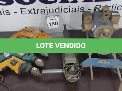 LOTE 138 - 03 FURADEIRAS ELÉTRICAS, 01 MARTELETE COMBINADO, 01 ESMERILHADEIRA 01 TESOURA ELÉTRICA PARA CORTE DE CHAPA METÁLICA. (NO ESTADO) ATENÇÃO! FAZER A VISITAÇÃO ANTES DE ARREMATAR, NÃO SABEMOS SE FUNCIONA, LEILÃO NÃO TEM GARANTIA E NEM DEVOLUÇÃO, SUJEITO A POSSÍVEIS AVARIAS VISÍVEIS/OCULTAS E/OU AUSÊNCIA DE COMPONENTES.