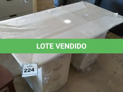 LOTE 224 -  01 MESA EM MADEIRA COM GAVETEIROS. (NO ESTADO EM QUE SE ENCONTRA. SUJEITO A AVARIAS OCULTAS/VISÍVEIS.)  