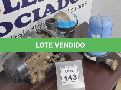 LOTE 143 - 01 BOMBA COM PRÉ FILTRO DE PISCINA. (NO ESTADO) ATENÇÃO! FAZER A VISITAÇÃO ANTES DE ARREMATAR, NÃO SABEMOS SE FUNCIONA, LEILÃO NÃO TEM GARANTIA E NEM DEVOLUÇÃO, SUJEITO A POSSÍVEIS AVARIAS VISÍVEIS/OCULTAS E/OU AUSÊNCIA DE COMPONENTES.