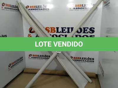 LOTE 033 - 02 PERSIANAS BLACKOUT NA COR BRANCO GELO. (NO ESTADO) ATENÇÃO! FAZER A VISITAÇÃO ANTES DE ARREMATAR, NÃO SABEMOS SE FUNCIONA, LEILÃO NÃO TEM GARANTIA E NEM DEVOLUÇÃO, SUJEITO A POSSÍVEIS AVARIAS VISÍVEIS/OCULTAS E/OU AUSÊNCIA DE COMPONENTES.