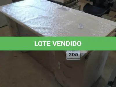 LOTE 205 - 01 MESA EM MADEIRA COM GAVETEIROS.  (NO ESTADO EM QUE SE ENCONTRA. SUJEITO A AVARIAS OCULTAS/VISÍVEIS.)  