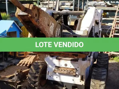 LOTE 176 - 01 MINI CARREGADEIRA BOBCAT S300 A DISEL COM 02 IMPLEMENTOS, ANO 2004. (NO ESTADO EM QUE SE ENCONTRA. SUJEITO A AVARIAS OCULTAS/VISÍVEIS.) AV9497M