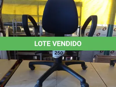 LOTE 250 -  01 CADEIRA GIRATÓRIA PARA ESCRITÓRIO NA COR AZUL. (NO ESTADO EM QUE SE ENCONTRA. SUJEITO A AVARIAS OCULTAS/VISÍVEIS.)  