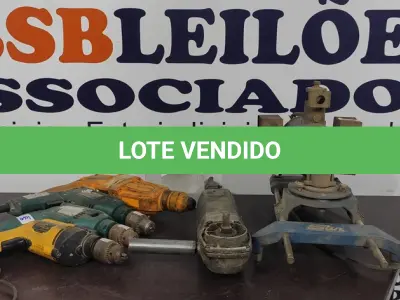 LOTE 138 - 03 FURADEIRAS ELÉTRICAS, 01 MARTELETE COMBINADO, 01 ESMERILHADEIRA 01 TESOURA ELÉTRICA PARA CORTE DE CHAPA METÁLICA. (NO ESTADO) ATENÇÃO! FAZER A VISITAÇÃO ANTES DE ARREMATAR, NÃO SABEMOS SE FUNCIONA, LEILÃO NÃO TEM GARANTIA E NEM DEVOLUÇÃO, SUJEITO A POSSÍVEIS AVARIAS VISÍVEIS/OCULTAS E/OU AUSÊNCIA DE COMPONENTES.