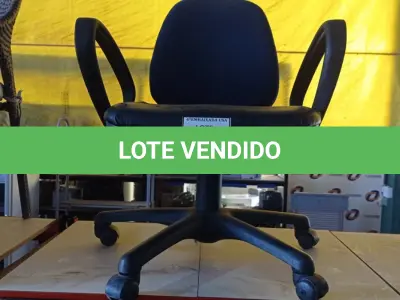 LOTE 250 -  01 CADEIRA GIRATÓRIA PARA ESCRITÓRIO NA COR AZUL. (NO ESTADO EM QUE SE ENCONTRA. SUJEITO A AVARIAS OCULTAS/VISÍVEIS.)  