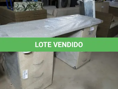 LOTE 197 -  01 MESA EM MADEIRA COM GAVETEIROS. (NO ESTADO EM QUE SE ENCONTRA. SUJEITO A AVARIAS OCULTAS/VISÍVEIS.)  