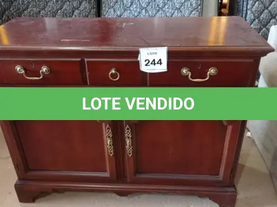 LOTE 244 - 01 CÔMODA EM MADEIRA COM 01 GAVETA E 02 PORTAS.  (NO ESTADO EM QUE SE ENCONTRA. SUJEITO A AVARIAS OCULTAS/VISÍVEIS.)  AV9531M