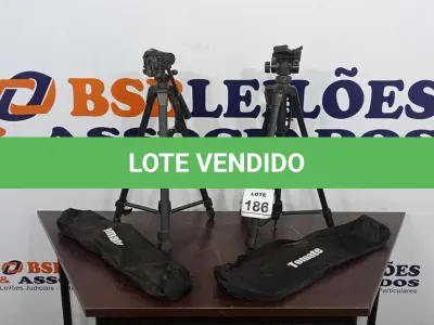LOTE 186 - 02 TRIPÉS PARA CÂMERA MARCA TOMATE. (NO ESTADO) ATENÇÃO! FAZER A VISITAÇÃO ANTES DE ARREMATAR, NÃO SABEMOS SE FUNCIONA, LEILÃO NÃO TEM GARANTIA E NEM DEVOLUÇÃO, SUJEITO A POSSÍVEIS AVARIAS VISÍVEIS/OCULTAS E/OU AUSÊNCIA DE COMPONENTES.