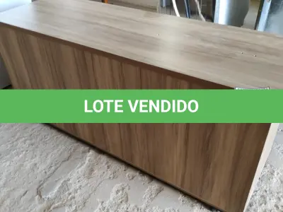 LOTE 231 -  01 MESA EM MADEIRA COM GAVETEIRO. (NO ESTADO EM QUE SE ENCONTRA. SUJEITO A AVARIAS OCULTAS/VISÍVEIS.)  