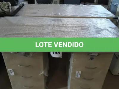 LOTE 198 - 01 MESA EM MADEIRA COM GAVETEIROS. (NO ESTADO EM QUE SE ENCONTRA. SUJEITO A AVARIAS OCULTAS/VISÍVEIS.)  