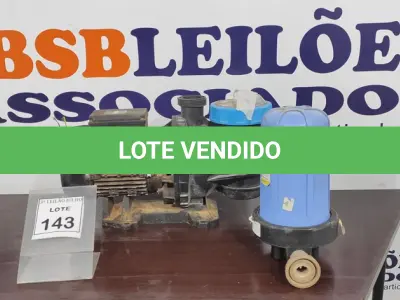 LOTE 143 - 01 BOMBA COM PRÉ FILTRO DE PISCINA. (NO ESTADO) ATENÇÃO! FAZER A VISITAÇÃO ANTES DE ARREMATAR, NÃO SABEMOS SE FUNCIONA, LEILÃO NÃO TEM GARANTIA E NEM DEVOLUÇÃO, SUJEITO A POSSÍVEIS AVARIAS VISÍVEIS/OCULTAS E/OU AUSÊNCIA DE COMPONENTES.