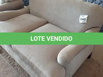 LOTE 240 - 01 SOFÁ 02 LUGARES.  (NO ESTADO EM QUE SE ENCONTRA. SUJEITO A AVARIAS OCULTAS/VISÍVEIS.)  AU2286P