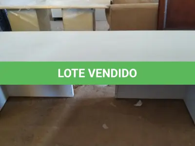 LOTE 236 -  01 MESA EM MADEIRA. (NO ESTADO EM QUE SE ENCONTRA. SUJEITO A AVARIAS OCULTAS/VISÍVEIS.)  