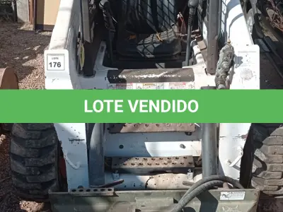 LOTE 176 - 01 MINI CARREGADEIRA BOBCAT S300 A DISEL COM 02 IMPLEMENTOS, ANO 2004. (NO ESTADO EM QUE SE ENCONTRA. SUJEITO A AVARIAS OCULTAS/VISÍVEIS.) AV9497M