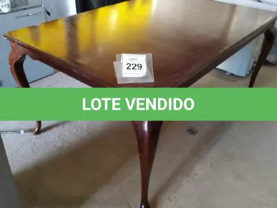LOTE 229 - 01 MESA EM MADEIRA.  (NO ESTADO EM QUE SE ENCONTRA. SUJEITO A AVARIAS OCULTAS/VISÍVEIS.)  AV9946C