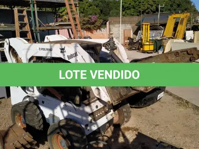 LOTE 176 - 01 MINI CARREGADEIRA BOBCAT S300 A DISEL COM 02 IMPLEMENTOS, ANO 2004. (NO ESTADO EM QUE SE ENCONTRA. SUJEITO A AVARIAS OCULTAS/VISÍVEIS.) AV9497M