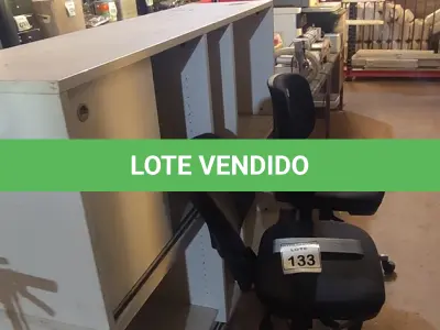 LOTE 133 - 02 BANCADAS 1,5M COM PORTA E 02 CADEIRAS DE ESCRITÓRIO GIRATÓRIAS COM RODINHAS. (NO ESTADO) ATENÇÃO! FAZER A VISITAÇÃO ANTES DE ARREMATAR, NÃO SABEMOS SE FUNCIONA, LEILÃO NÃO TEM GARANTIA E NEM DEVOLUÇÃO, SUJEITO A POSSÍVEIS AVARIAS VISÍVEIS/OCULTAS E/OU AUSÊNCIA DE COMPONENTES.