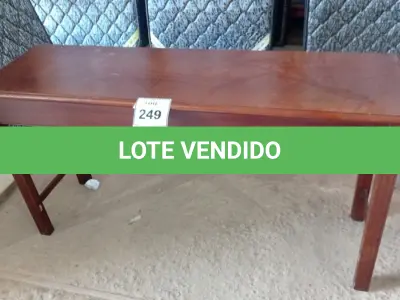 LOTE 249 -  01 APARADOR EM MADEIRA. (NO ESTADO EM QUE SE ENCONTRA. SUJEITO A AVARIAS OCULTAS/VISÍVEIS.)  AU2240C