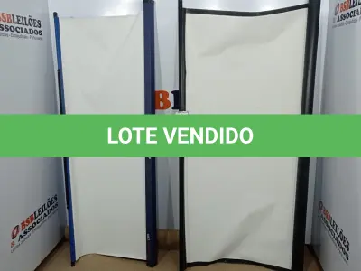 LOTE 082 - 02 TELAS DE PROJEÇÃO RETRÁTIL. (NO ESTADO) ATENÇÃO! FAZER A VISITAÇÃO ANTES DE ARREMATAR, NÃO SABEMOS SE FUNCIONA, LEILÃO NÃO TEM GARANTIA E NEM DEVOLUÇÃO, SUJEITO A POSSÍVEIS AVARIAS VISÍVEIS/OCULTAS E/OU AUSÊNCIA DE COMPONENTES.