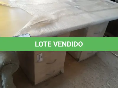LOTE 235 -  01 MESA EM MADEIRA COM GAVETEIROS. (NO ESTADO EM QUE SE ENCONTRA. SUJEITO A AVARIAS OCULTAS/VISÍVEIS.)  