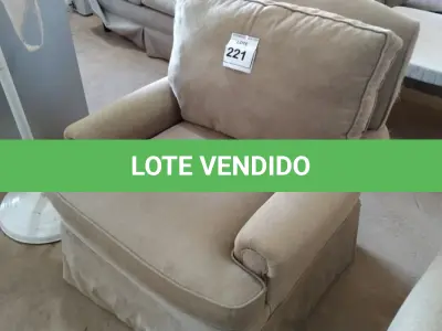 LOTE 221 - 01 POLTRONA.  (NO ESTADO EM QUE SE ENCONTRA. SUJEITO A AVARIAS OCULTAS/VISÍVEIS.)  AV9888V