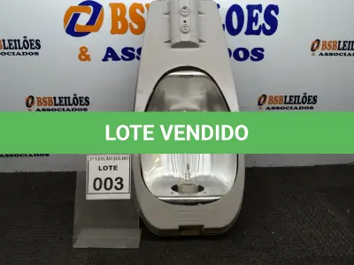 LOTE 003 - 01 LUMINÁRIA DE POSTE. (NO ESTADO) ATENÇÃO! FAZER A VISITAÇÃO ANTES DE ARREMATAR, NÃO SABEMOS SE FUNCIONA, LEILÃO NÃO TEM GARANTIA E NEM DEVOLUÇÃO, SUJEITO A POSSÍVEIS AVARIAS VISÍVEIS/OCULTAS E/OU AUSÊNCIA DE COMPONENTES.