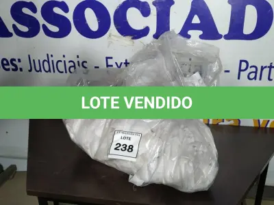 LOTE 238 - 01 SACO COM CORTINAS.  (NO ESTADO EM QUE SE ENCONTRA. SUJEITO A AVARIAS OCULTAS/VISÍVEIS.)