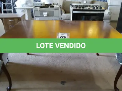LOTE 229 - 01 MESA EM MADEIRA.  (NO ESTADO EM QUE SE ENCONTRA. SUJEITO A AVARIAS OCULTAS/VISÍVEIS.)  AV9946C